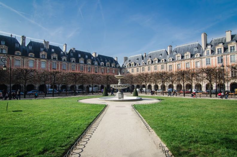 Historic streets and cafés in Le Marais Paris