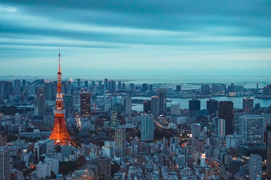 Tokyo itinerary: Tokyo skyline at sunset for first-time visitors
